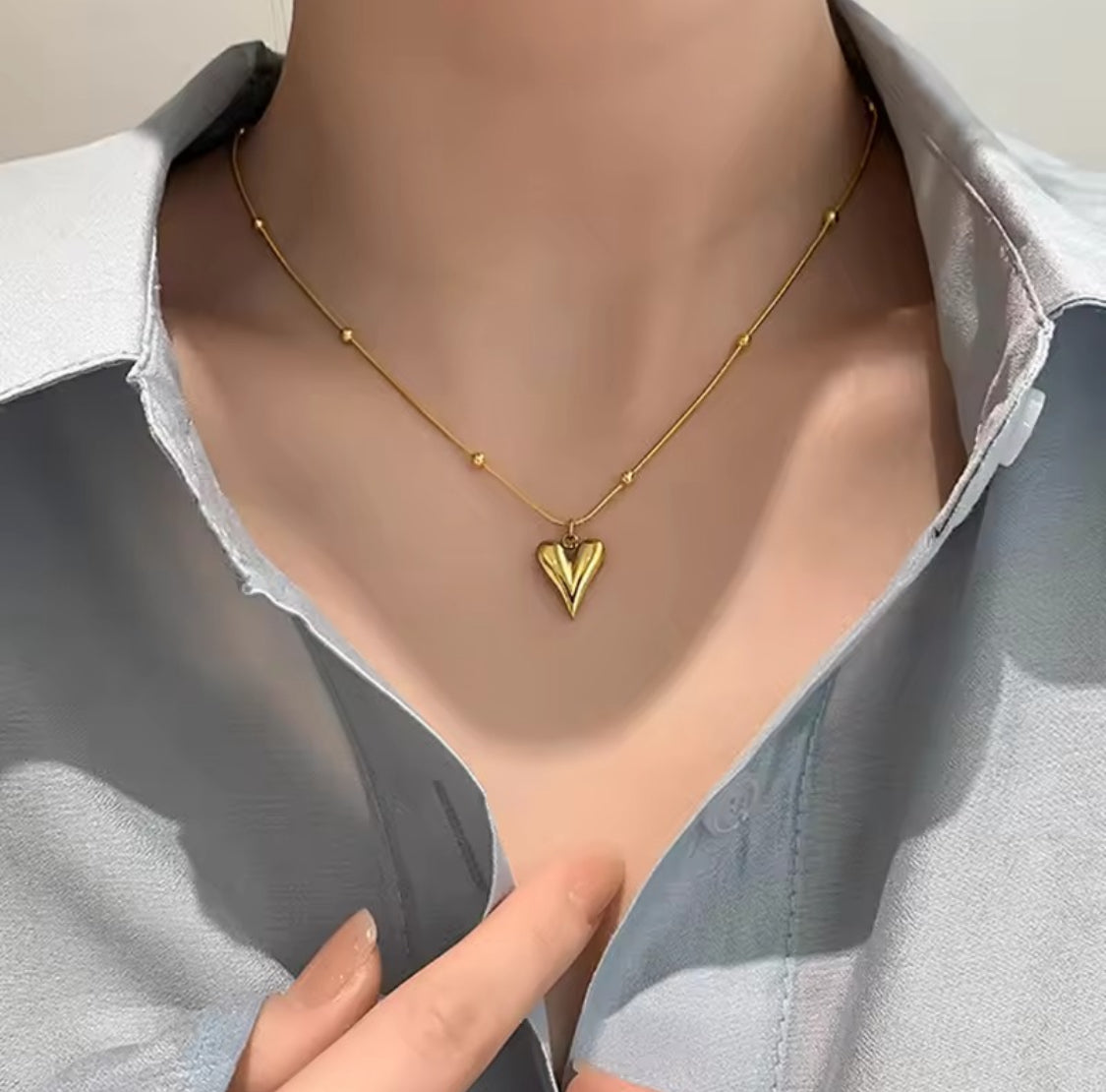 Gold necklace with a heart pendant 